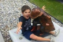 世界上最奇葩的儿童图片目瞪口呆！盘点全世界奇葩的摸乳事件